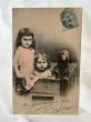 画像1: Postcard    アンティークポストカード　木箱の中のダックスフンド犬と女の子たち　フランス1905年 (1)