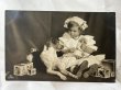 画像1: Postcard    アンティークポストカード　写真　お人形さんと犬と女の子　フランス1907年 (1)