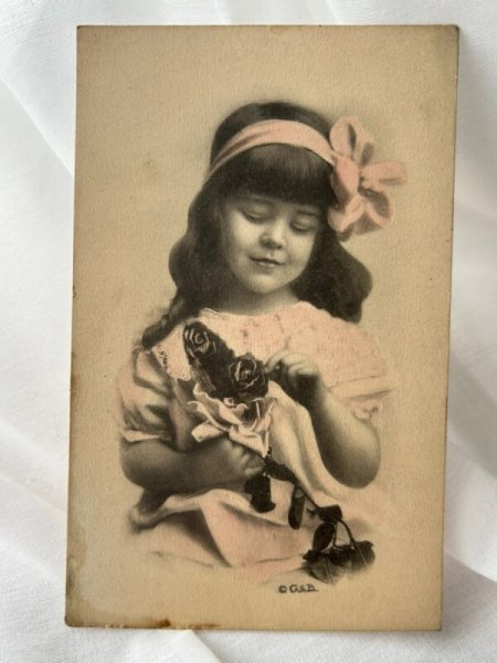 画像1: Postcard    アンティークポストカード　薔薇のお花と女の子　（未使用） (1)