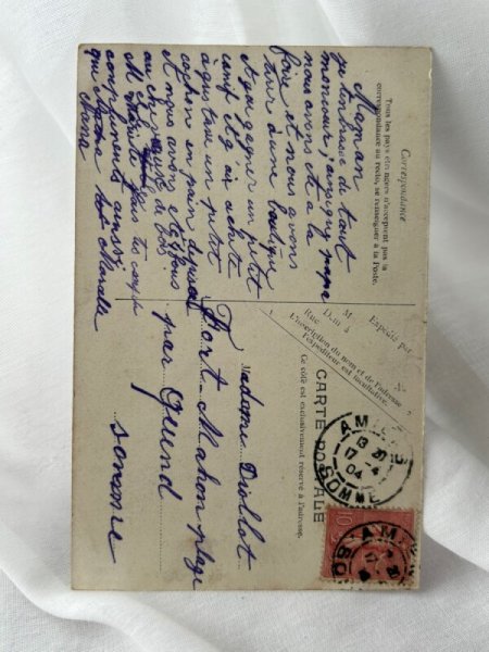 画像2: Postcard    アンティークポストカード 手を重ね合う女の子たち レース フランス1904年 (2)