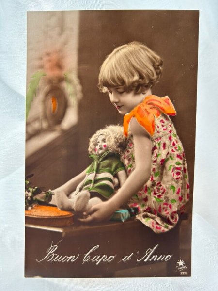 画像1: Postcard    アンティークポストカード　写真　お人形さんと女の子　(未使用) (1)
