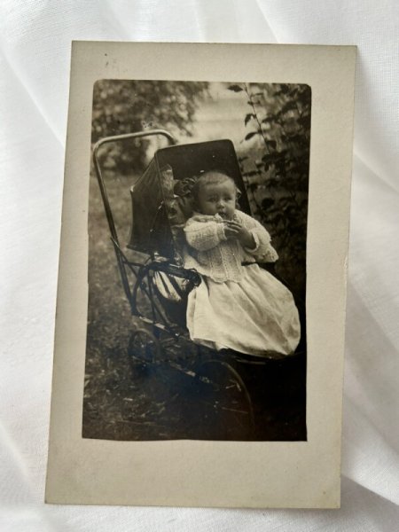 画像1: Postcard    アンティークポストカード　肖像写真　乳母車の赤ちゃん (1)