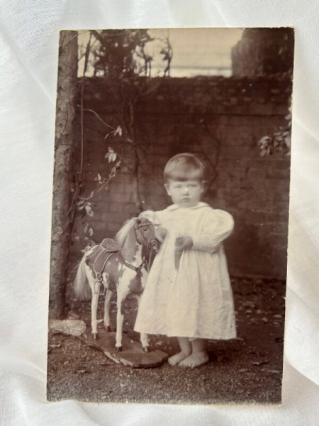 画像1: Postcard    アンティークポストカード　肖像写真　木馬と女の子 (1)