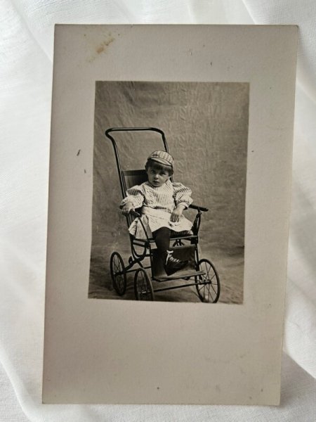 画像1: Postcard    アンティークポストカード　肖像写真　乳母車と小さな子ども (1)