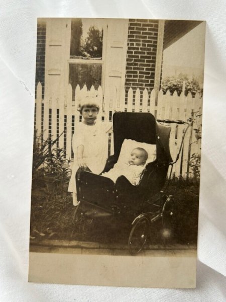 画像1: Postcard    アンティークポストカード　肖像写真　乳母車と赤ちゃん　 (1)