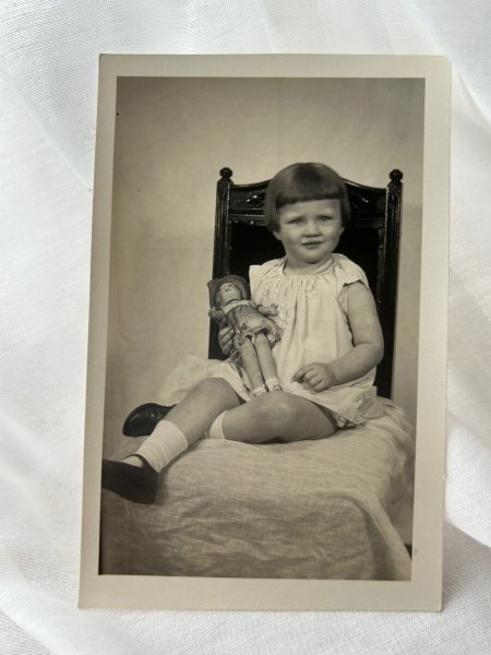 画像1: Postcard    アンティークポストカード　肖像写真　お人形と女の子　（未使用） (1)