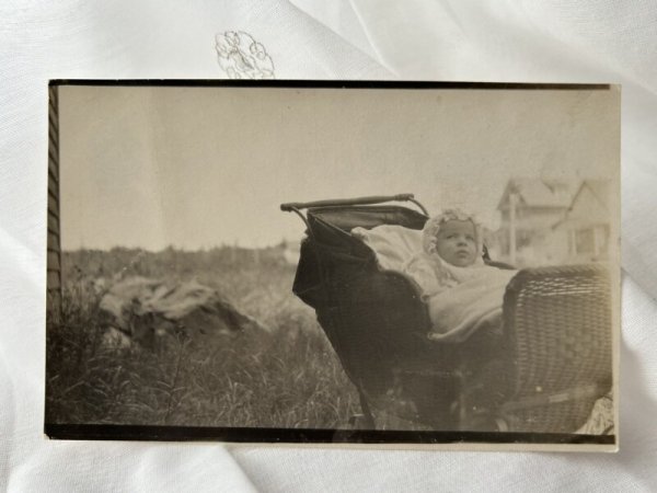 画像1: Postcard    アンティークポストカード　肖像写真　乳母車と赤ちゃん (1)