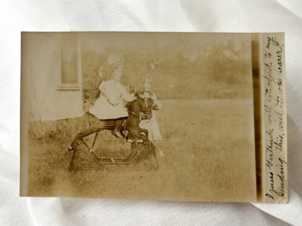 画像1: Postcard    アンティークポストカード　肖像写真　木馬と女の子たち　アメリカ1908年 (1)