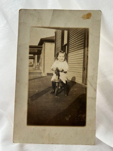 画像1: Postcard    アンティークポストカード　肖像写真　三輪車に乗る女の子 (1)