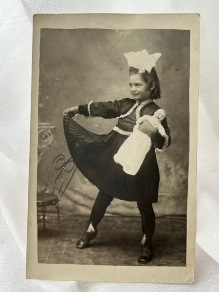 画像1: Postcard    アンティークポストカード　肖像写真　お人形とダンスをする女の子　1917年 (1)