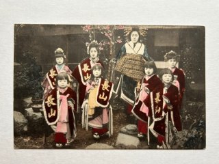 アンティークポストカード　初夏のおめかしを楽しむ少女 アンティークポストカード お人形をあやす美しいドレスの少女