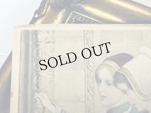 上部に紙の折れあり。