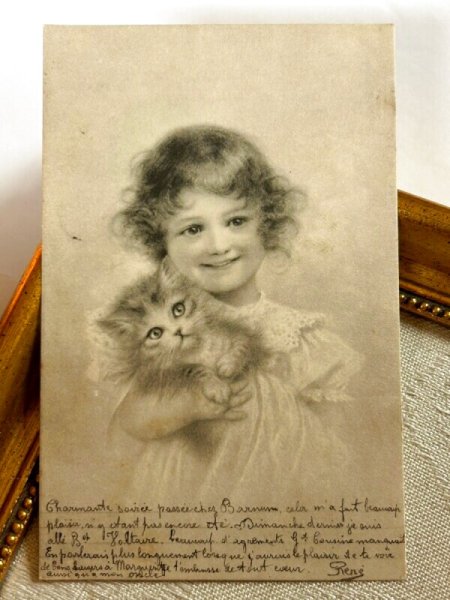 画像2: Postcard アンティークポストカード 猫と女の子 M.M.VIENNE フランス1902年 (2)