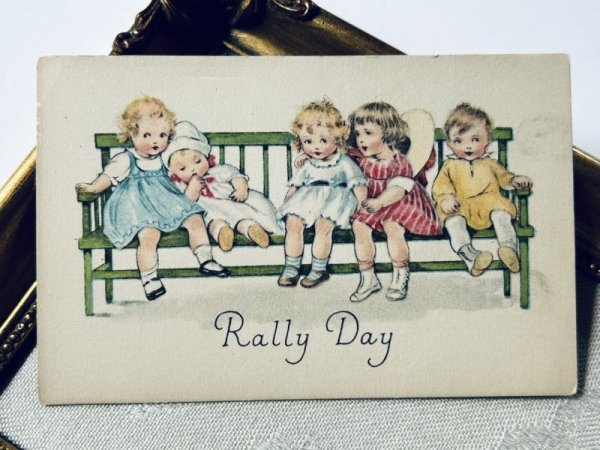 画像2: Postcard  　アンティークポストカード　Rally Day ベンチに座る子どもたち　（未使用） (2)