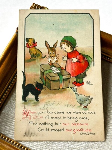 画像2: Postcard   アンティークポストカード  箱と女の子 ウサギ 猫 犬 Ethel De Wees (2)