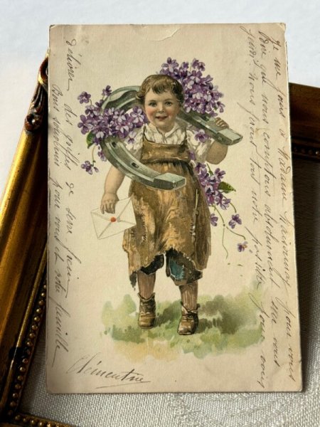 画像2: Postcard   アンティークポストカード  スミレのお花と馬蹄と手紙を持つ男の子 フランス1905年 (2)