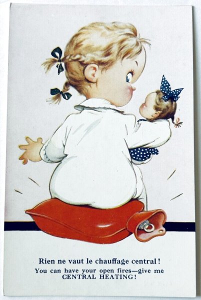 画像1: Postcard  　アンティークポストカード 　湯たんぽに座る女の子とお人形さん　（未使用） (1)