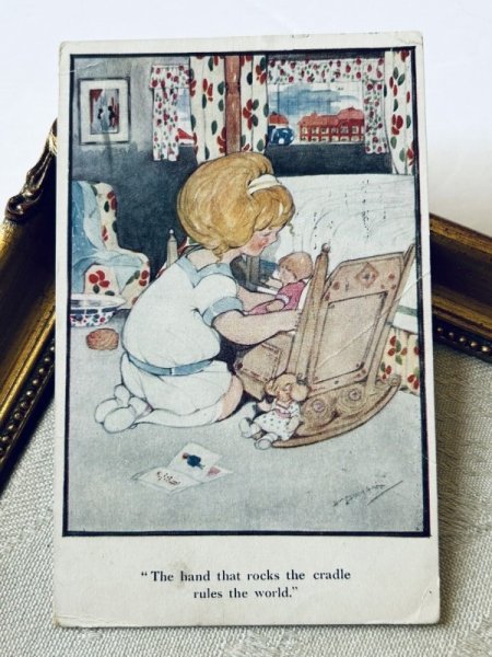 画像2: Postcard   アンティークポストカード お人形さんと遊ぶ女の子 Hilda Cowham (2)