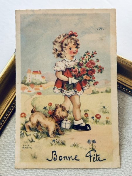画像2: Postcard   アンティークポストカード  お花とプレゼントを持ってお出かけする女の子とテリア犬 フランス1950年  (2)