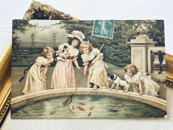 画像2: Postcard   アンティークポストカード  金魚すくいをする女の子と犬 テリア犬 フランス1907年 (2)