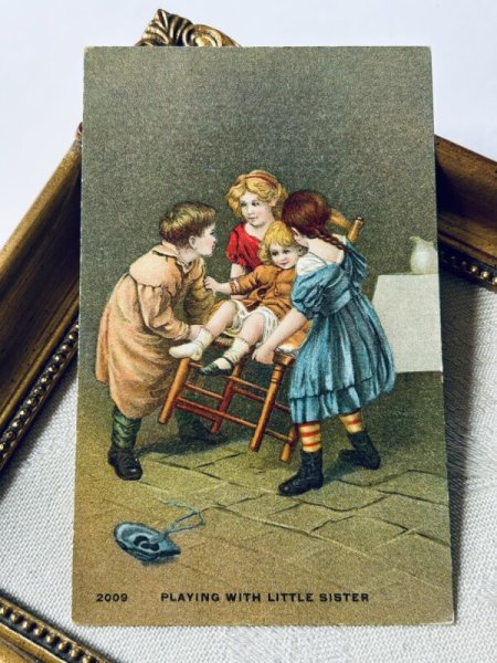 画像2: Postcard   アンティークポストカード  小さな妹と遊ぶ姉たち 椅子 (未使用) (2)