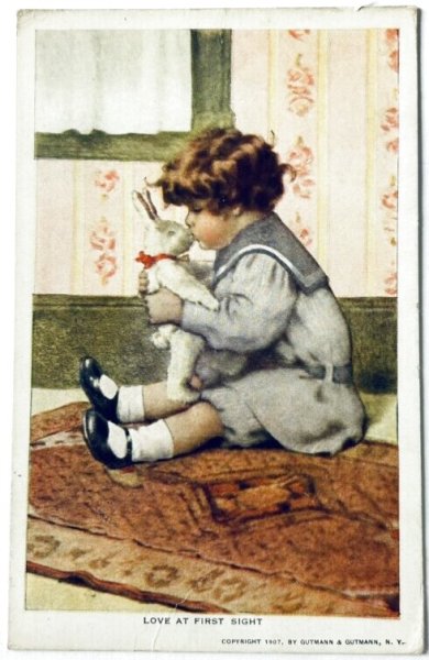 画像1: Postcard  　アンティークポストカード 　ウサギのぬいぐるみにキスをする子ども　一目惚れ　イギリス1911年 (1)