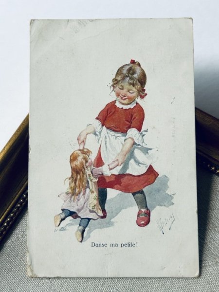 画像2: Postcard   アンティークポストカード  お人形さんとダンスをする女の子 イギリス1915年 (2)