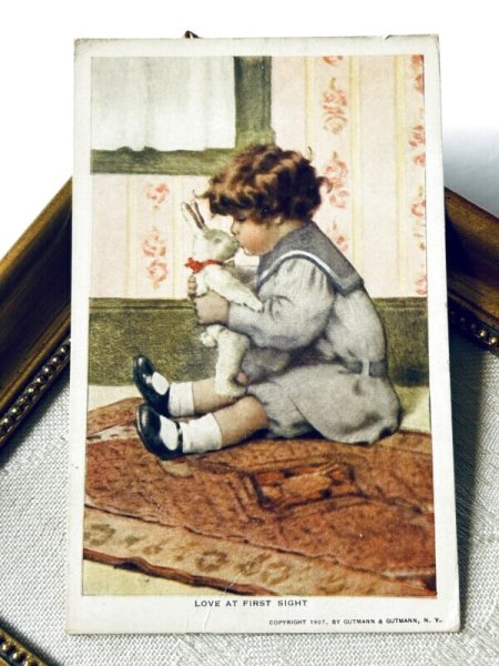 画像2: Postcard   アンティークポストカード  ウサギのぬいぐるみにキスをする子ども 一目惚れ イギリス1911年 (2)