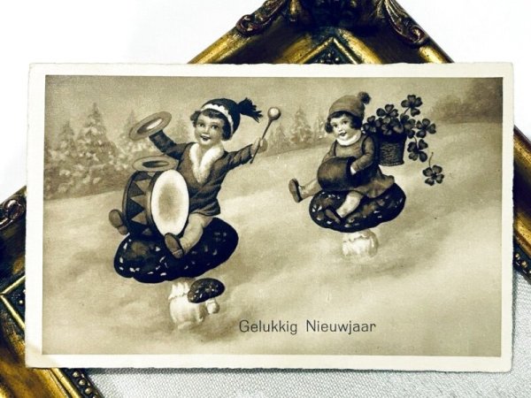 画像2: Postcard　アンティークポストカード　キノコに乗る子どもたち　ドラム　マフ　四つ葉　新年祝い　New Year　 (2)