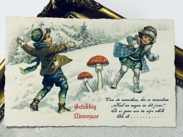 画像2: Postcard　アンティークポストカード　雪合戦をして遊ぶ子ども　キノコ　新年祝い　New Year　（未使用） (2)