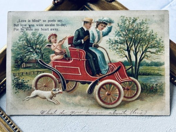 画像2: Postcard アンティークポストカード バレンタイン 自動車に乗る恋人たちとキューピッド天使 犬 (2)