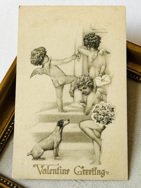 画像2: Postcard  アンティークポストカード バレンタイン ドアを開けるキューピッド天使とテリア犬 (2)
