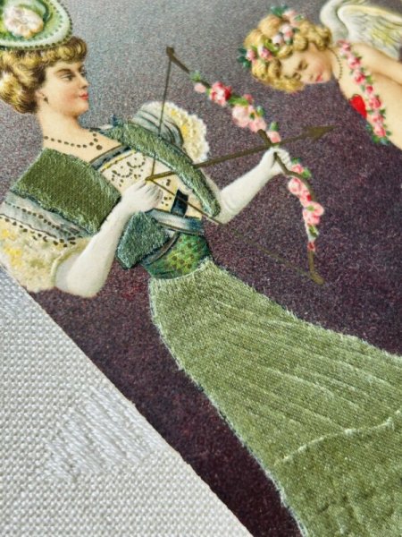 女性のドレスの緑色の部分がシルク布貼りとなっています。