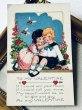 画像2: Postcard  アンティークポストカード　バレンタイン　男の子にせまる女の子　蜂　（未使用） (2)