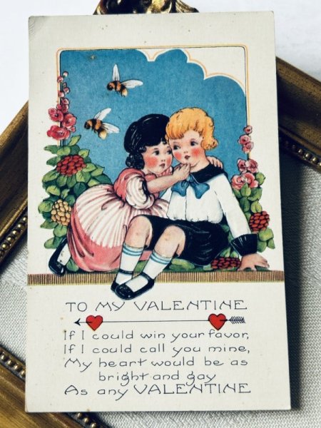 画像2: Postcard  アンティークポストカード バレンタイン 男の子にせまる女の子 蜂 (未使用) (2)