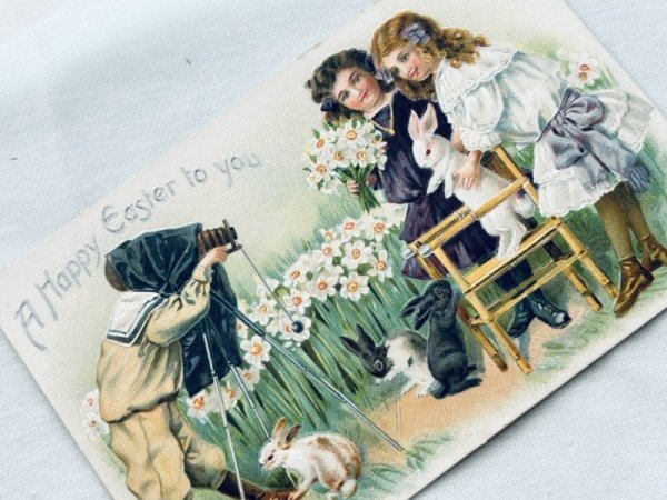 画像2: Postcard アンティークポストカード イースター  ウサギを撮影する子どもたち カメラ スイセン (未使用) (2)