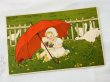 画像2: Postcard　アンティークポストカード　イースター　赤い傘と女の子　お人形　アヒル　ガチョウ　Marie Flatscher (2)