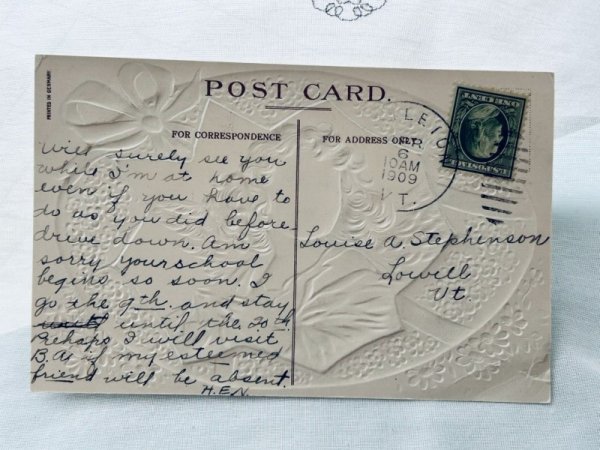 右下角の折れ、小さな破れあり。