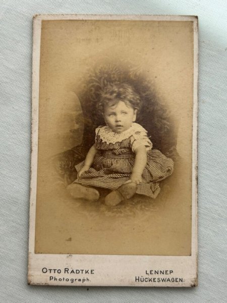 画像1: Vintage carte de visite　アンティーク　ミニ肖像写真　小さな女の子　ドイツ (1)