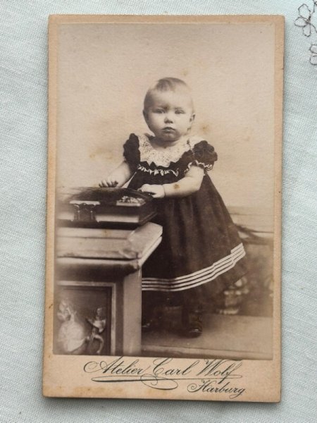画像1: Vintage carte de visite　アンティーク　ミニ肖像写真　小さな女の子　ドイツ (1)