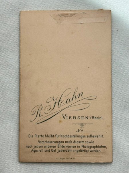 画像4: Vintage carte de visite　アンティーク　ミニ肖像写真　小さな女の子　パグ犬のおもちゃ　ドイツ (4)