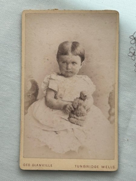 画像1: Vintage carte de visite　アンティーク　ミニ肖像写真　小さな女の子とぬいぐるみ　テディベア？　イギリス (1)