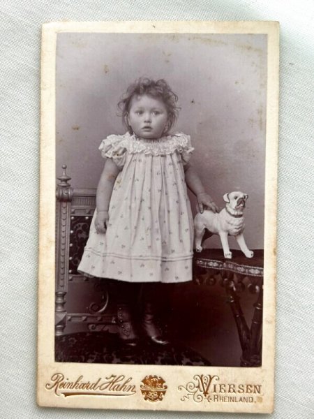 画像1: Vintage carte de visite　アンティーク　ミニ肖像写真　小さな女の子　パグ犬のおもちゃ　ドイツ (1)