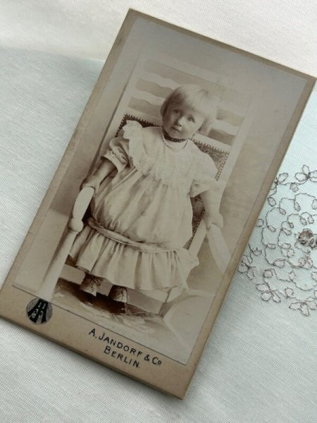 画像2: Vintage carte de visite　アンティーク　ミニ肖像写真　小さな女の子　ドイツ (2)