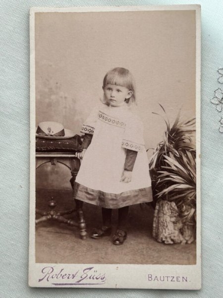 画像1: Vintage carte de visite　アンティーク　ミニ肖像写真　小さな女の子　ドイツ (1)