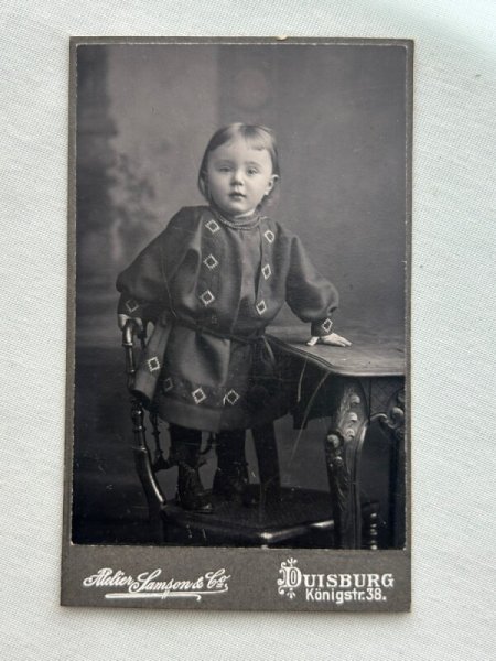 画像1: Vintage carte de visite　アンティーク　ミニ肖像写真　小さな女の子　ドイツ (1)