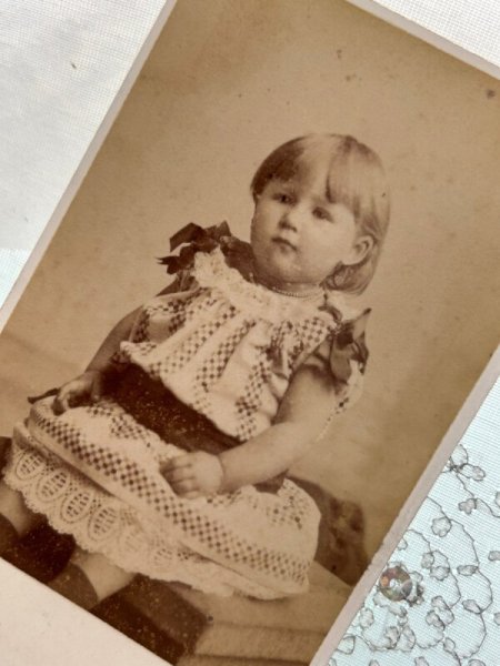 画像2: Vintage carte de visite アンティーク ミニ肖像写真 小さな女の子 ドイツ (2)