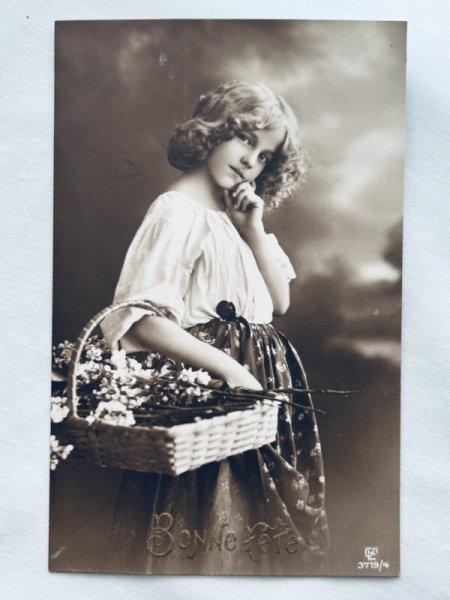 画像1: Postcard    アンティークポストカード　花売りの女の子　 Grete Reinwald (1)