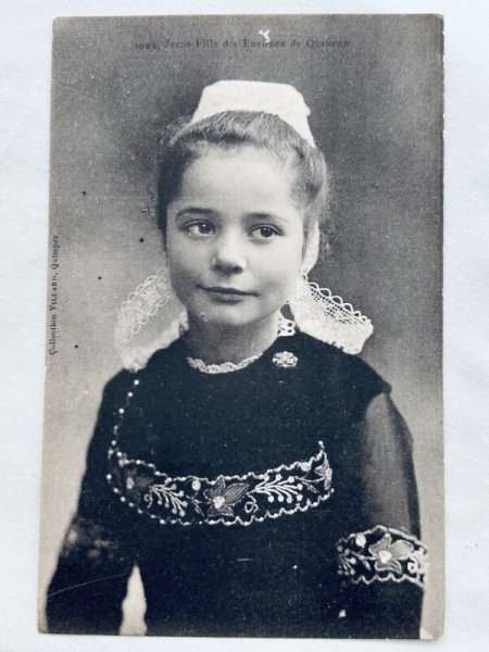 画像1: Postcard    アンティークポストカード　フランス　民族衣装の女の子　レース　刺繍 (1)