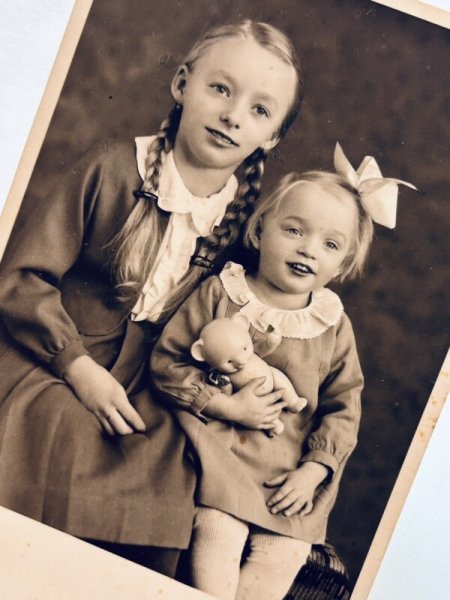 画像2: Postcard    アンティークポストカード　肖像写真　姉妹と熊のおもちゃ　ドイツ　（未使用） (2)